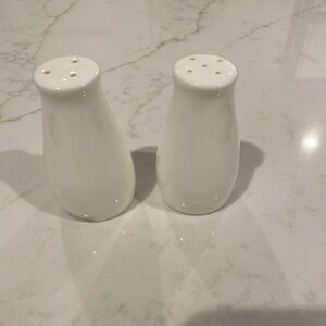 Salt & Pepper Set Nevaeh White (Bone)
by FITZ & FLOYD like new